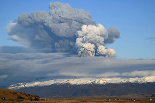 Illustration for article titled Eyjafjallajökull Rains Lightning Upon You